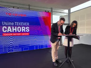 Jeremy Perrin from Connektica and Nadia Maaref from Tekever signing a MoU during Tekever's new site production in Cahors inauguration