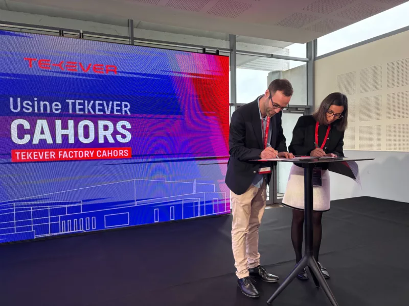 Jeremy Perrin from Connektica and Nadia Maaref from Tekever signing a MoU during Tekever's new site production in Cahors inauguration